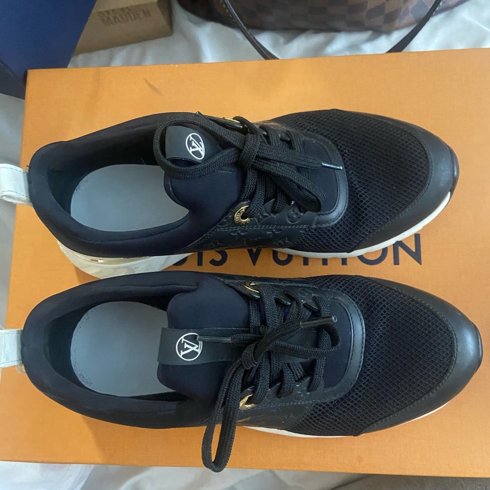 Lv sneakers.